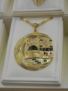 Recuerdo de La Meca, algo ¿bonito? para ¿comprar? en el aeropuerto de Riad a altas horas de la madrugada 