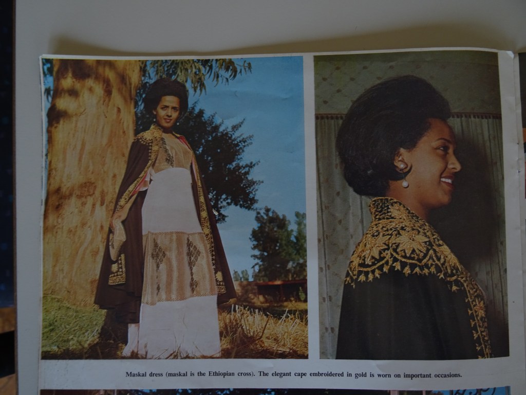 Vestido Meskel (cruz). 