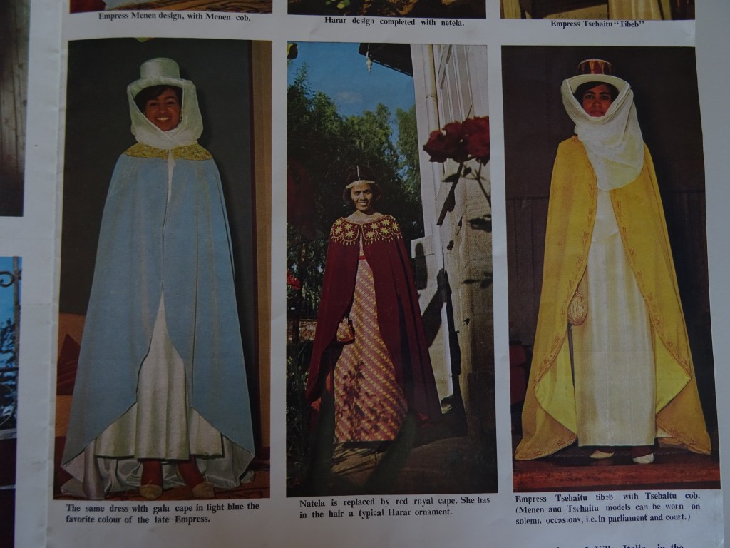 Varias capas y sombreros.