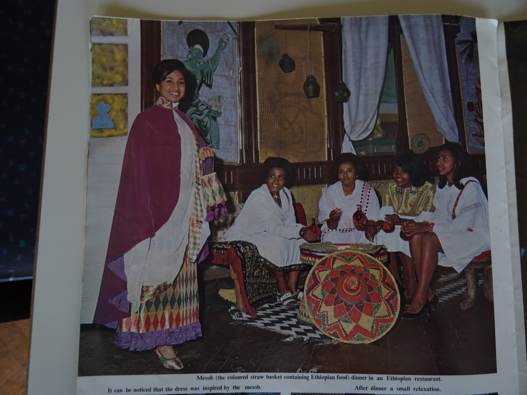 Vestido "Mesob" con capa. 