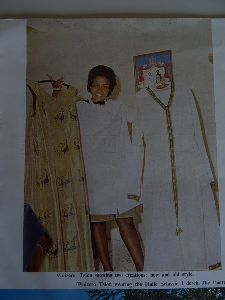 La señora Tsion sostiene un vestido moderno diseñado por ella en los años 60 y otro tradicional blanco. 